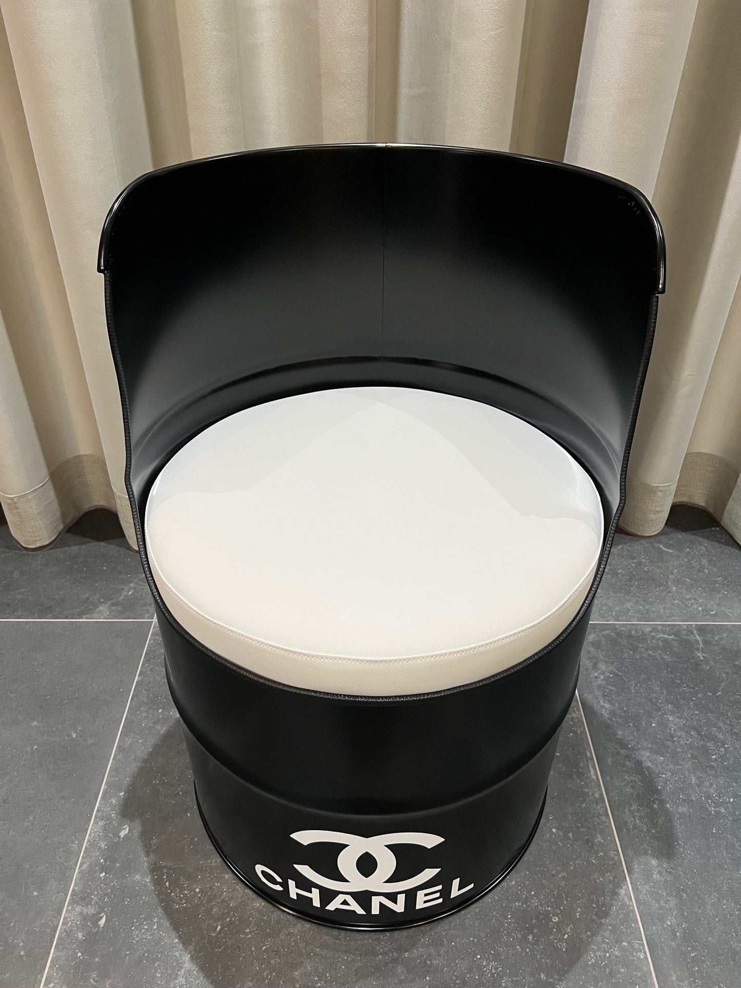 Barrel-chair Chanel-style