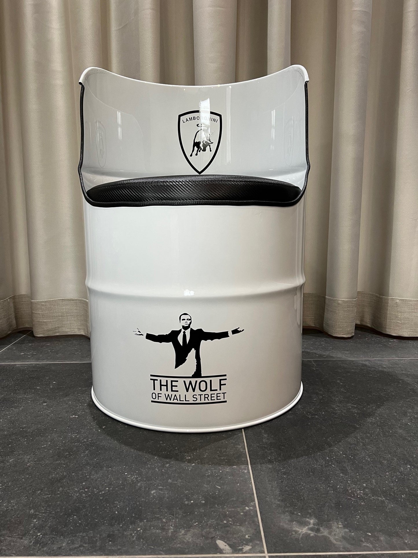 Barrel-chair Wolf of Wallstreet edition