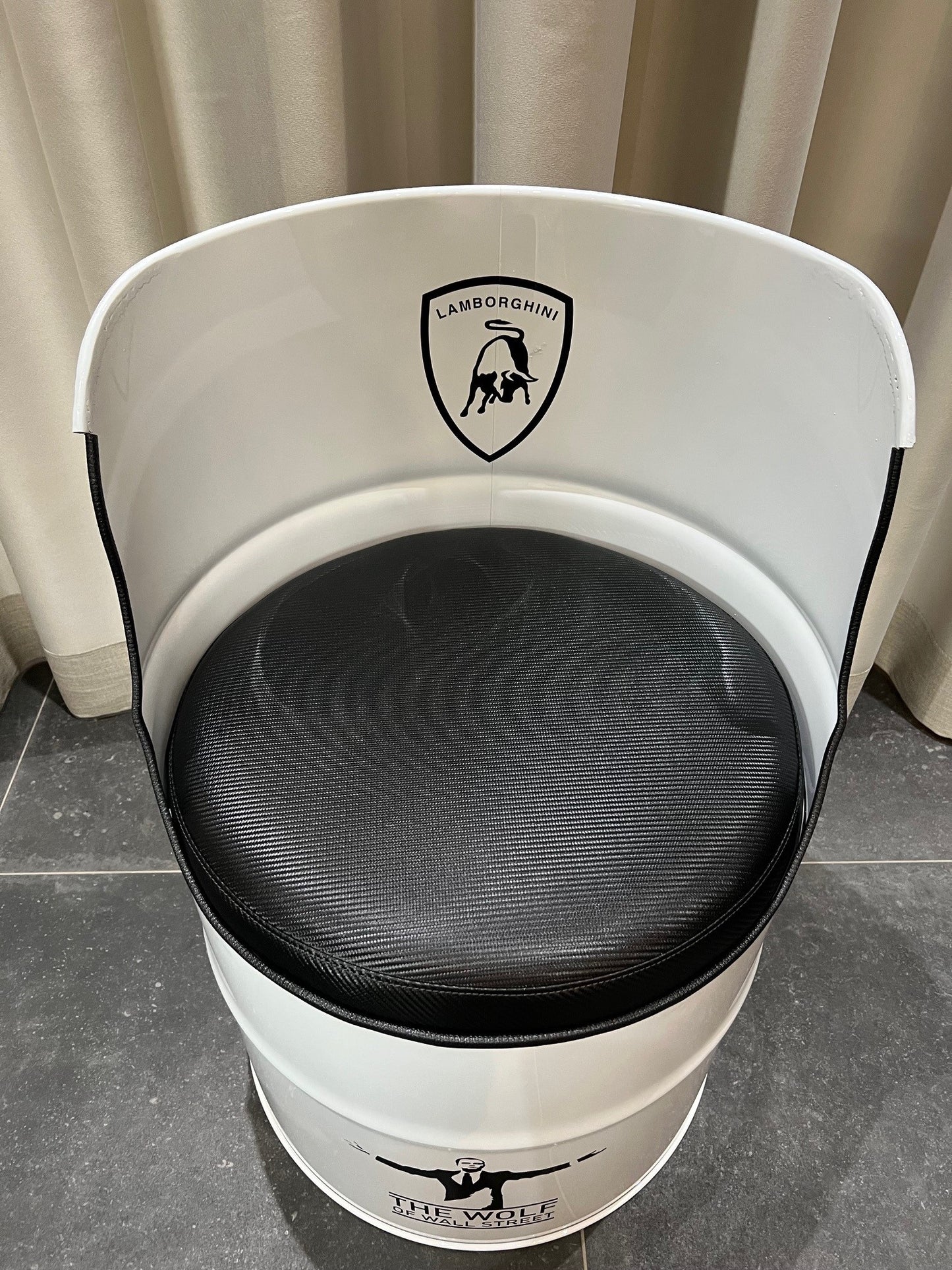 Barrel-chair Wolf of Wallstreet edition